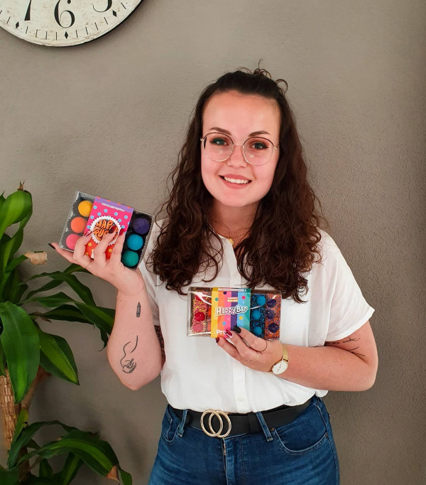 🍬WINACTIE gesloten 🍬-swipe
.
Wil je nou zelf ook graag eens wat meer smaken proberen? Dan ben je bij happy_truffel op het juiste adres!.
Deze hele leuke gekleurde truffels en reepjes hebben stuk voor stuk een andere smaak, misschien ontdek je wel een nieuwe favoriet? 😍🤤
.
Nu mag ik een HappyTruffel of een HappyBar set weggeven aan een van jullie. Hoe leuk is dat!? 🙌🏻
.
Wat moet je doen?
*Volg mij en happy_truffel 
*Like de foto en comment waarom jij kans moet maken op zo'n lekker verrassend stuk chocolade! 
.
That's it! De winnaar krijgt zo snel mogelijk een berichtje! 🍫❣️
.
happytruffel chocolade genieten giveaway winactie foodie chocolate chocolatelover foodlover foodblogger lifestyle comfortfood happy flatlay discoverunder10k