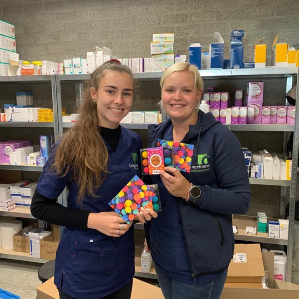 Vandaag is het dagvandedierenartsassistent! Namens het hele team willen we dan ook al onze hardwerkende assistenten weer bedanken door middel van een doosje happy_truffel 😋lingehoevediergeneeskunde diernartsen paraveterinair happytruffel diergeneeskunde assistent dieren dierenkliniek