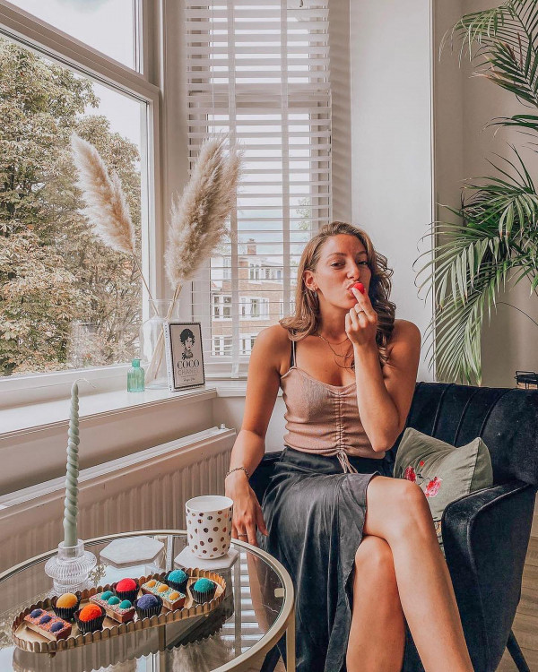Someday I will solve my problems with critical thinking, but today it will be with chocolate 🍫
.
.
.
.
FRENDZonTour FRENDZ influencer fashion agency collabs microinfluencers amsterdam hotspot OOTD captionideas hotspots travelling FRENDZFit happytruffel chocolade genieten